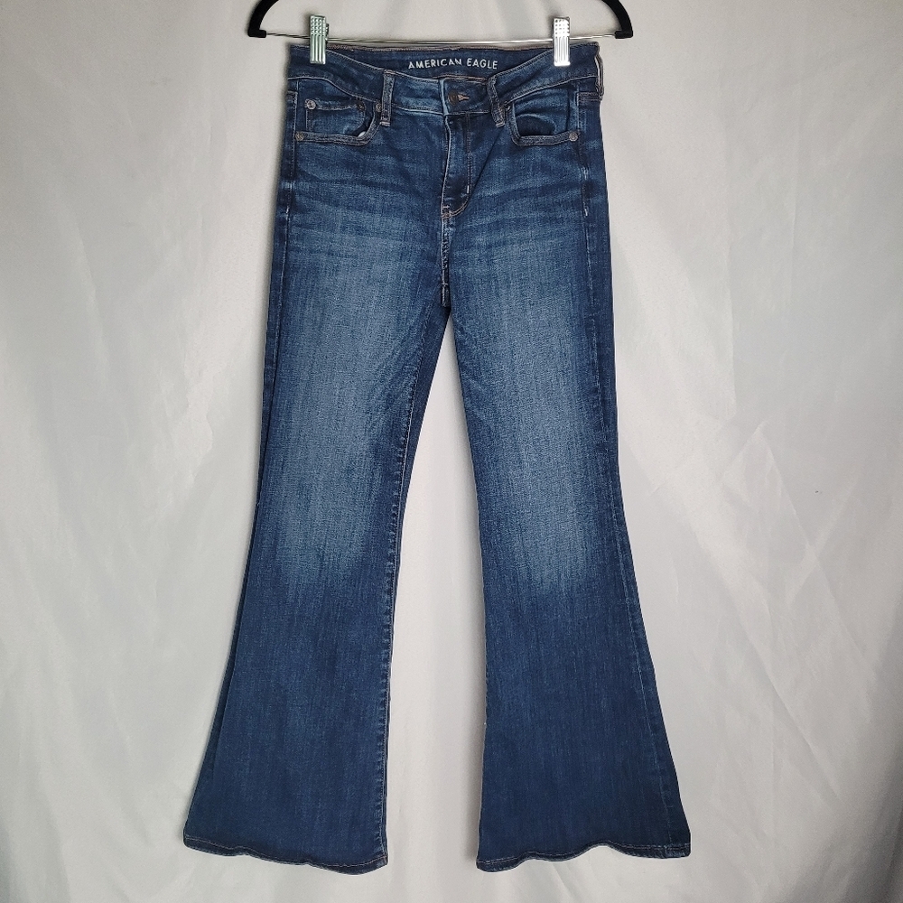 American Eagle Women's Low Rise Flare Medium Wash Jeans Size 4 Short